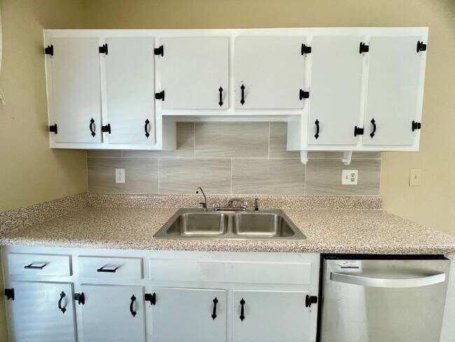 Building Photo - Charming 3-Bed Townhome In Three Colonies