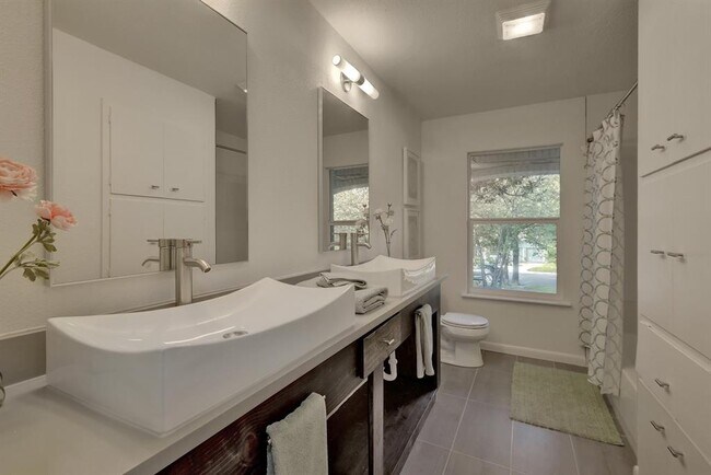 Building Photo - 7204 Hartnell Dr