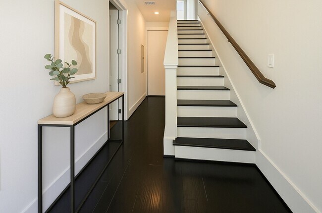 Building Photo - 2401 Crawford St