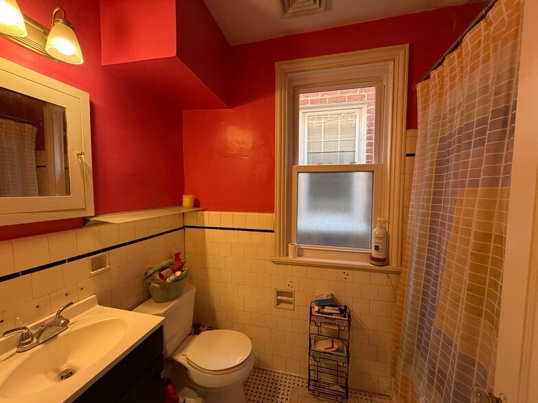 2nd floor full bathroom - 2904 Parkwood Ave