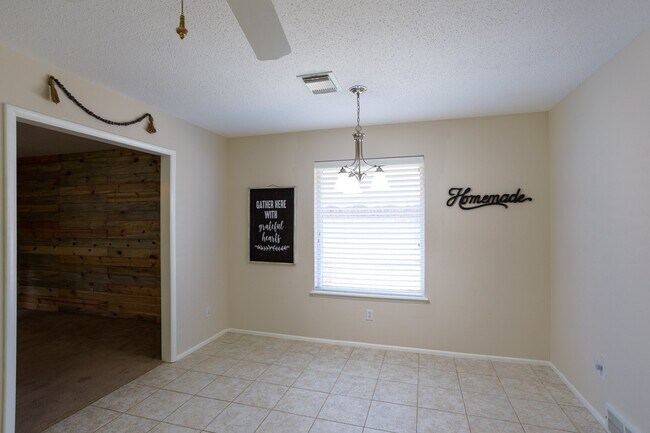 Building Photo - Beautiful home in Lake Park addition in Be...