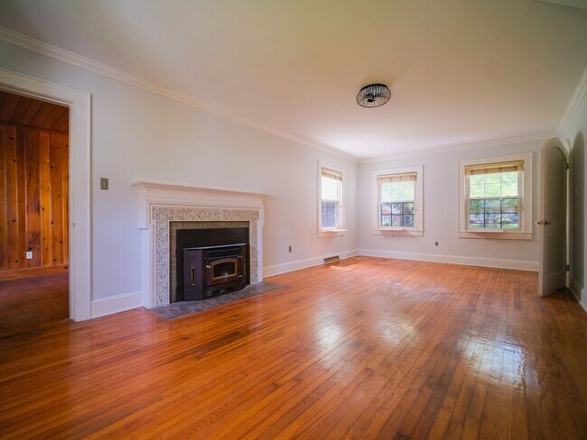 Building Photo - "Charming 3-Bedroom Home with Hardwood Floors & 2 Full Baths in Bessemer City – 1758 Sq Ft of Com...