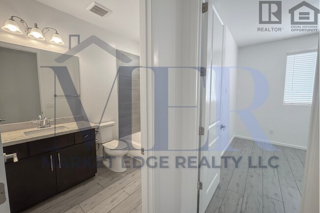 Building Photo - 3Bed/2.5Bath Townhouse at 7th St/Hatcher! Move-In Ready on 04/16/2026! -- NO HOA! ALL TILE FLOORING!