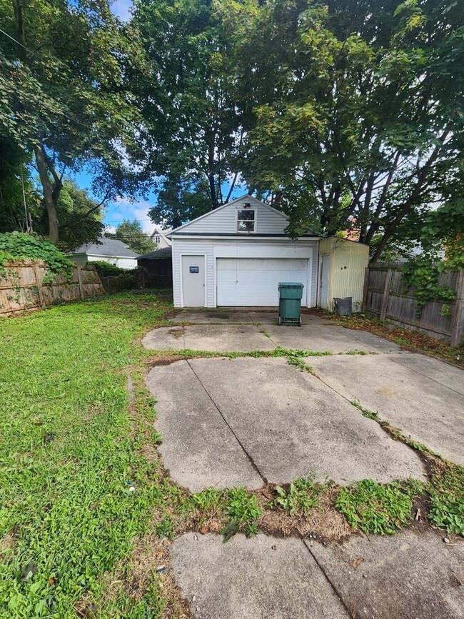 Building Photo - Three Bedroom Single Family Home!