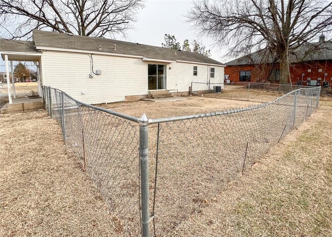 Building Photo - 817 S Kelly Ave