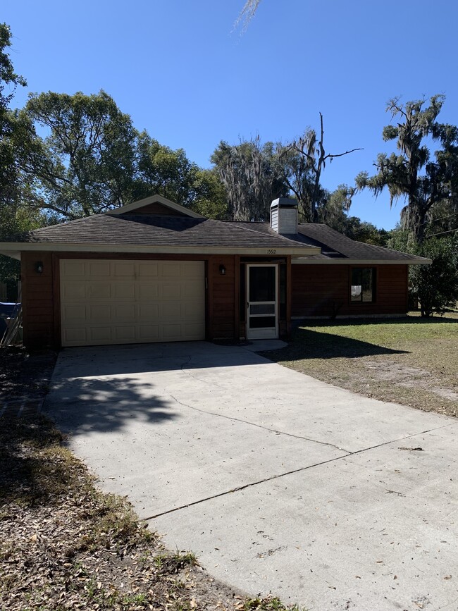 Building Photo - 3/2 in DeLand on a large corner lot! $1,75...