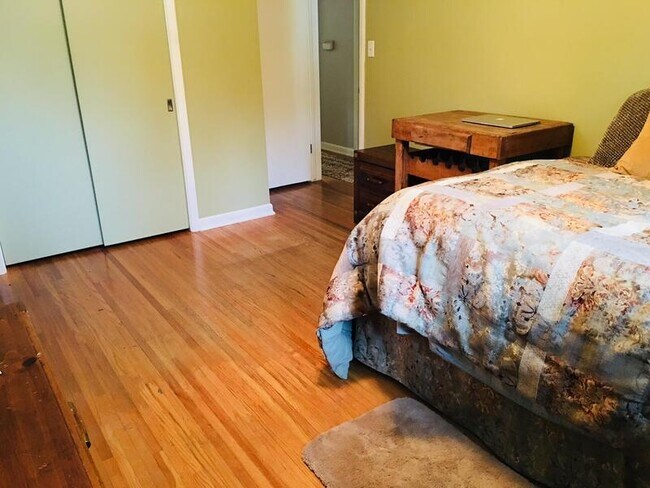 Building Photo - 5624 Lake St