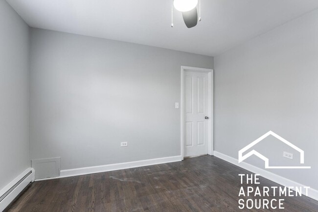 Building Photo - 1323 W Sherwin Ave