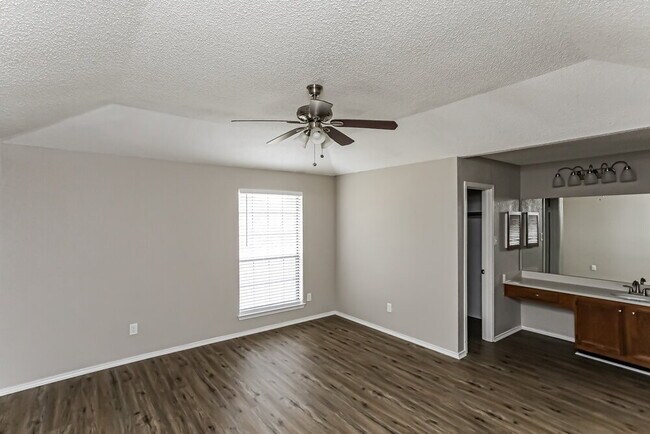 Building Photo - 2618 San Saba St