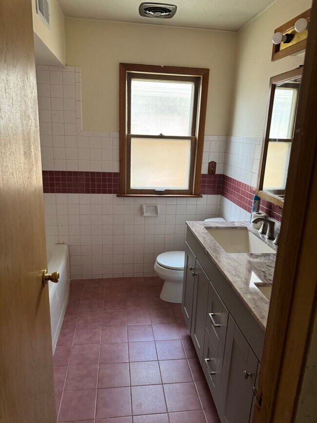 Building Photo - Newly Renovated 3-Bedroom Upper Flat Near ...