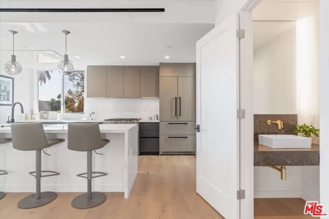 Building Photo - 857 N Detroit St