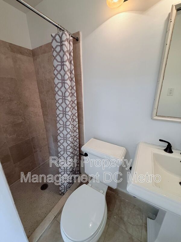 Building Photo - 1316 New Hampshire Ave NW