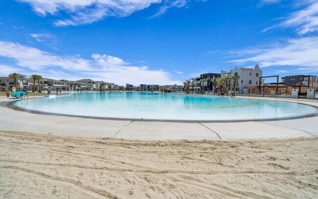 Building Photo - 3 Bedroom Condo in Desert Color with Flexible 6-12 Month Lease