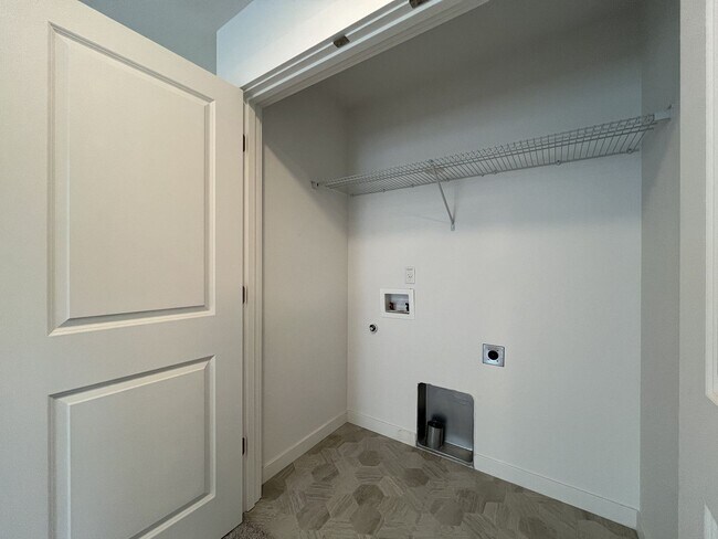Building Photo - Stunning 3 Bedroom with Bonus Room | Solar Panels, Stainless Steel Appliances & Fenced Backyard