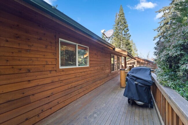 Building Photo - 7755 Cully Ln