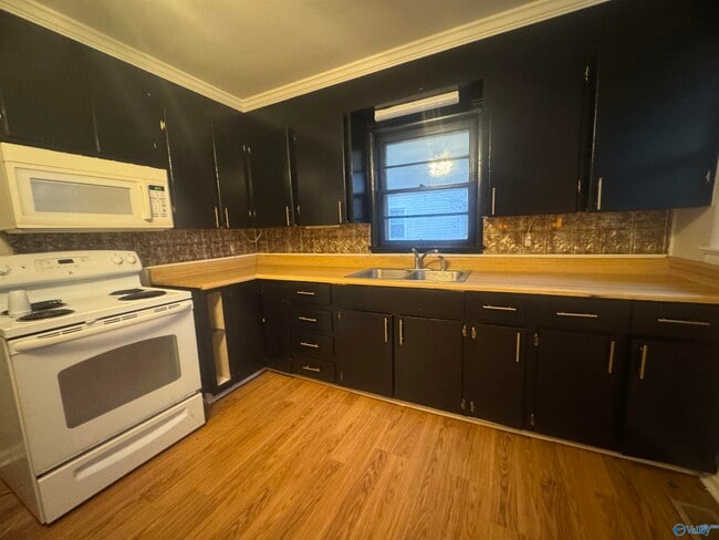 Building Photo - 1808 Oakwood Ave NE