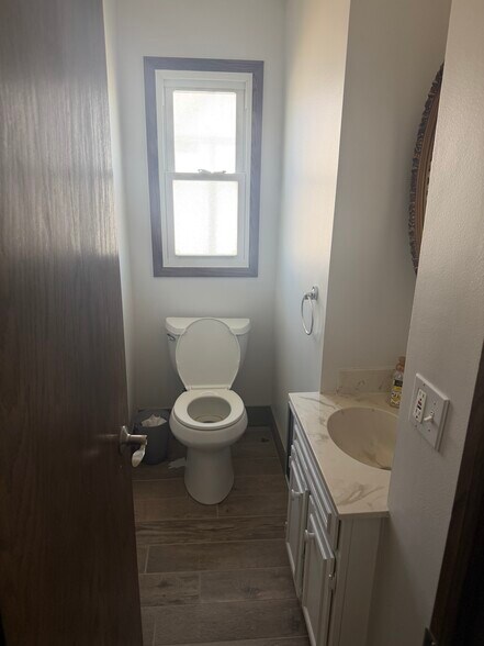 Building Photo - 1002 E Callero Cir