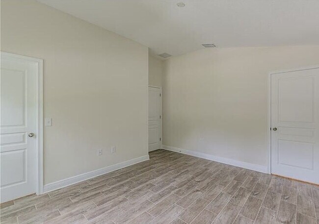 Building Photo - 305 W Gladys St
