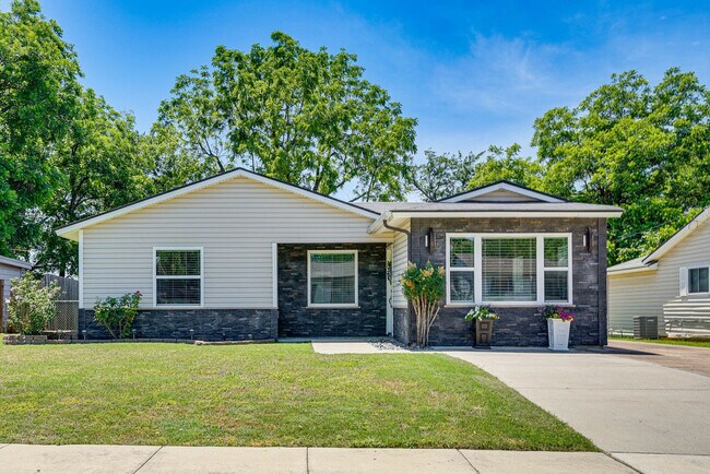 Building Photo - 1708 Kent Dr