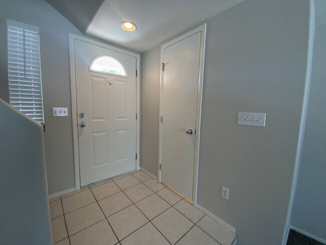 Building Photo - 10256 Grecian Laurel Ct