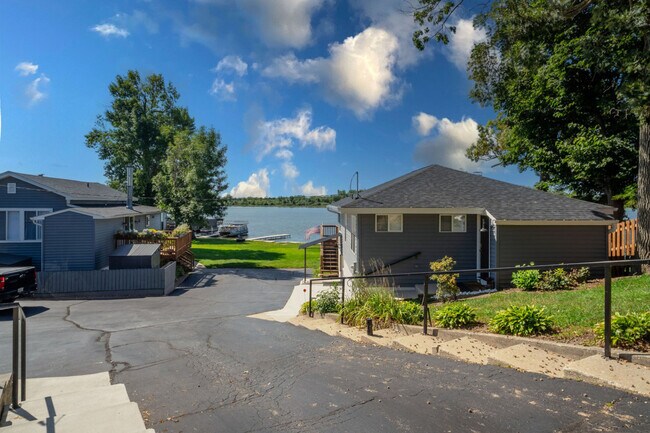 Building Photo - 525 Circle Dr