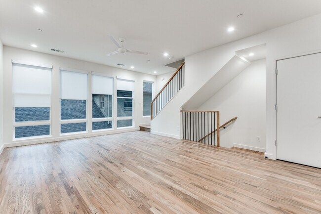 Building Photo - 3 bedroom Lakewood Townhome Walking Distance to Whole Foods and all of your favorites!