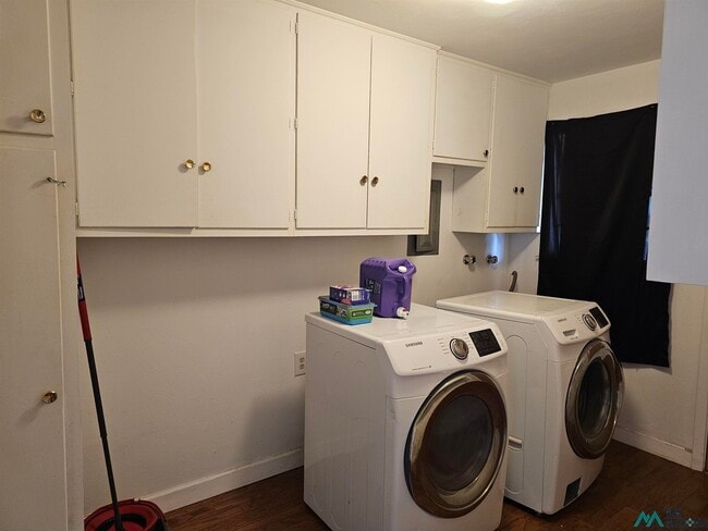 Building Photo - 521 John Doe St