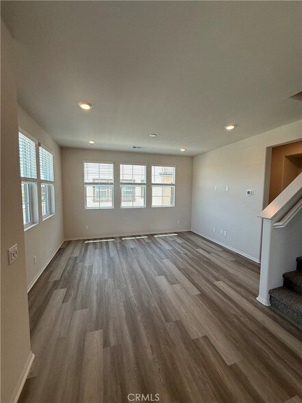 Building Photo - 40475 Melrose Dr