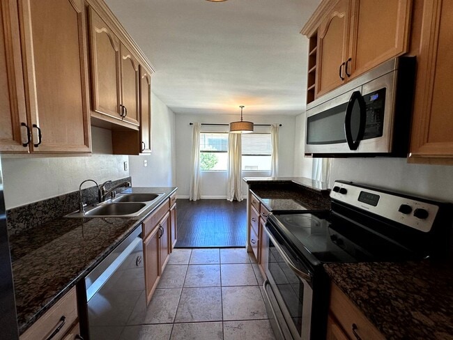 Building Photo - ***MOVE-IN SPECIAL 2 WEEKS FREE RENT***Spacious Upper level 1 bed -1 bath with parking and pool i...