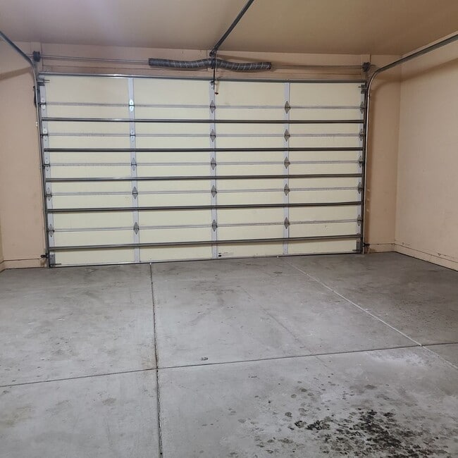 Building Photo - Desirable Corner lot with 2 car garage!