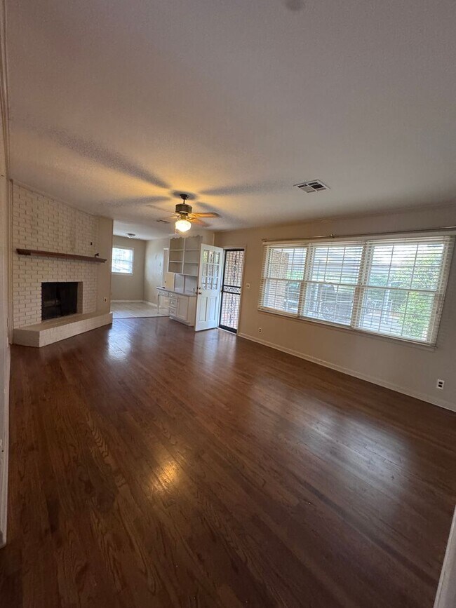 Building Photo - 572 Farmington Rd