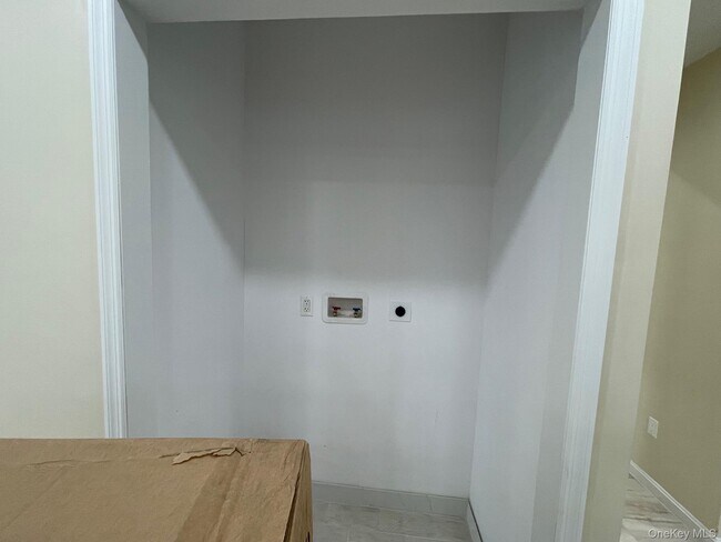 Building Photo - 136 Park Ave