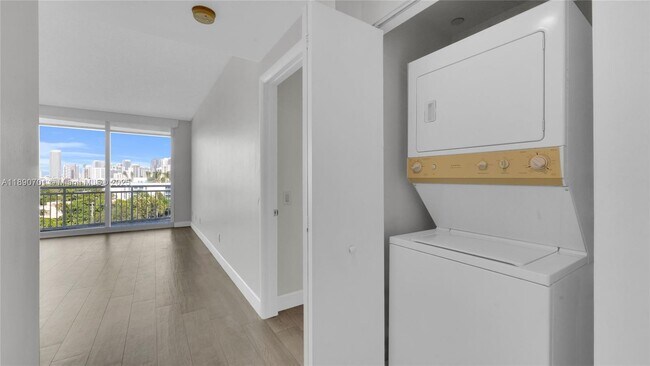 Building Photo - 2475 Brickell Ave
