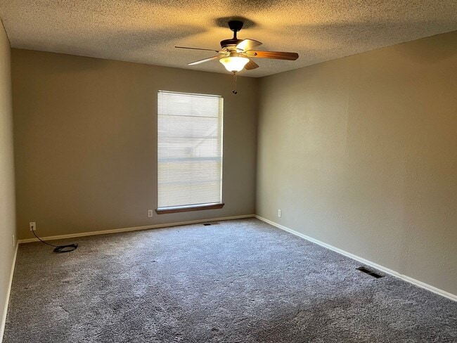 Building Photo - Large 2 Bed 2 Bath Duplex In NW OKC