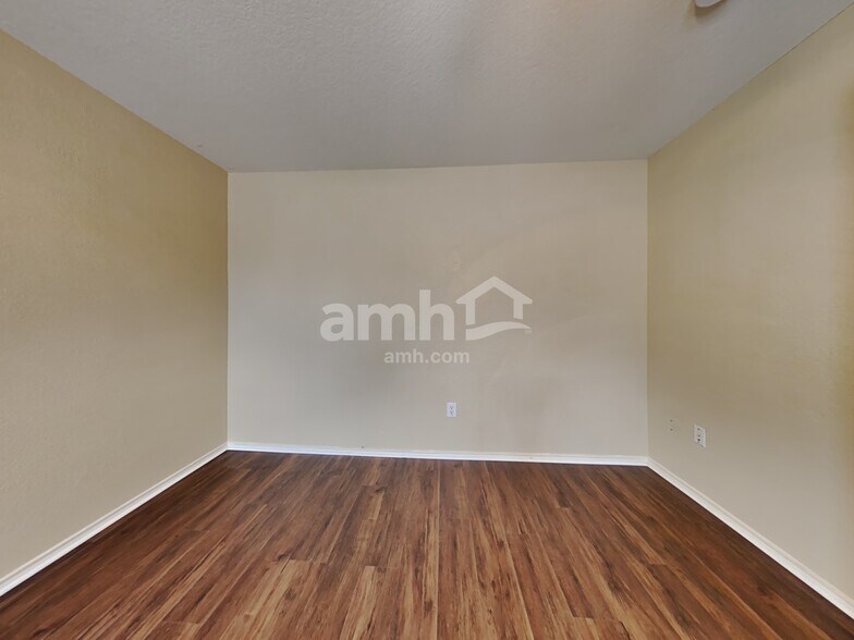 Building Photo - 8531 Silver Brush