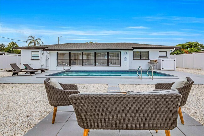 Building Photo - 1921 Fern Ave