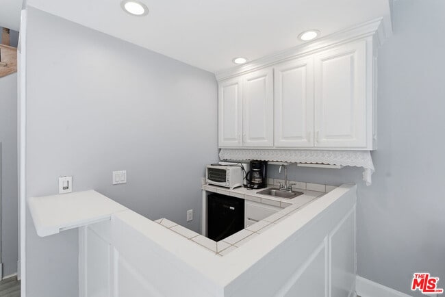 Building Photo - 703 Trenton Dr