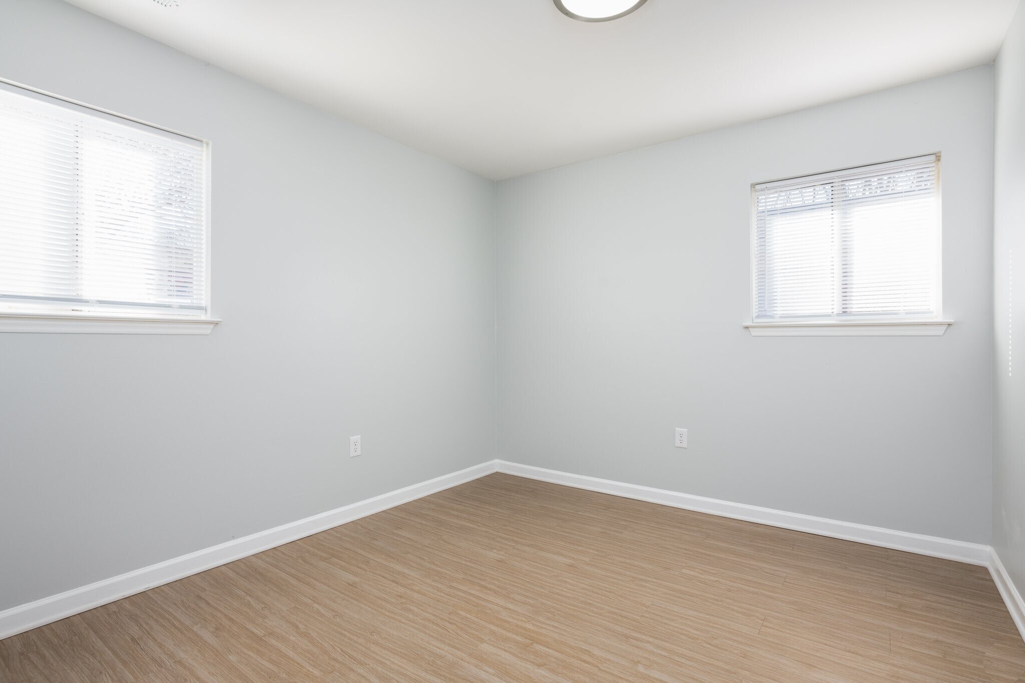 Building Photo - 2560 La Deara Crest Ln