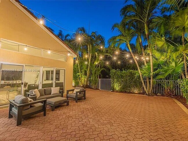 Building Photo - 1135 W Lake St