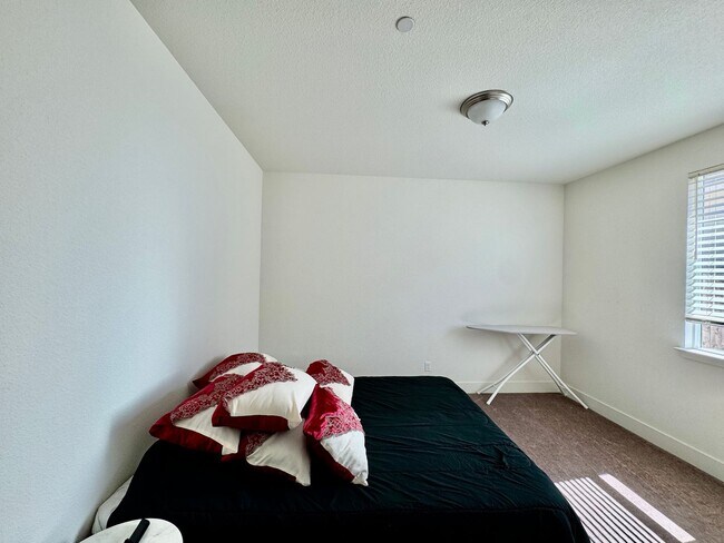 Building Photo - 1121 Pearl Dr