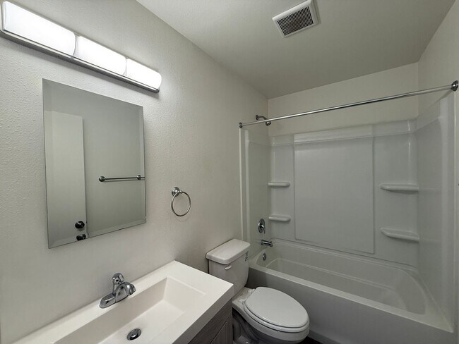 Building Photo - Palmdale 2 Bedroom