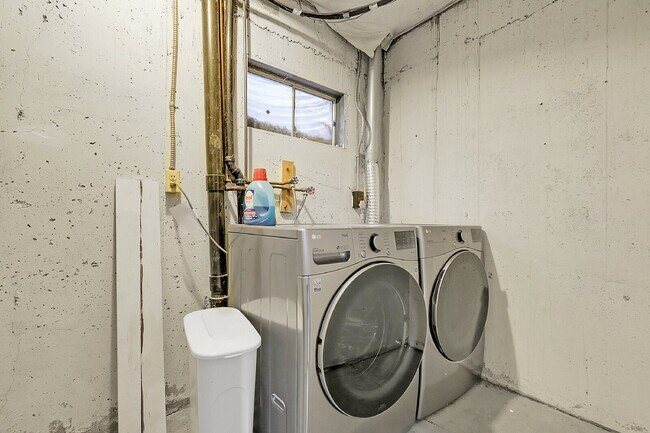 Building Photo - $2,600 - 3 Bed, 1.5 Bath Condo in Aurora w...