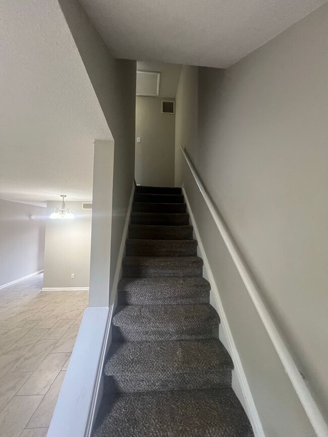 Building Photo - READY NOW!! 2 bedroom 1.5 bathroom in Snel...