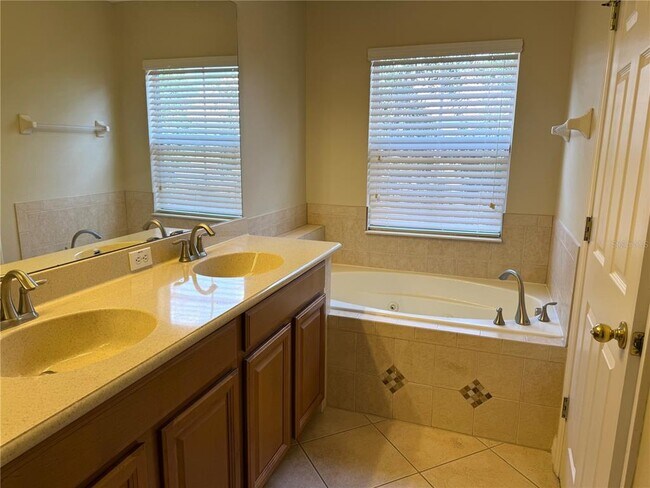 Building Photo - 5036 Fiorella Ln