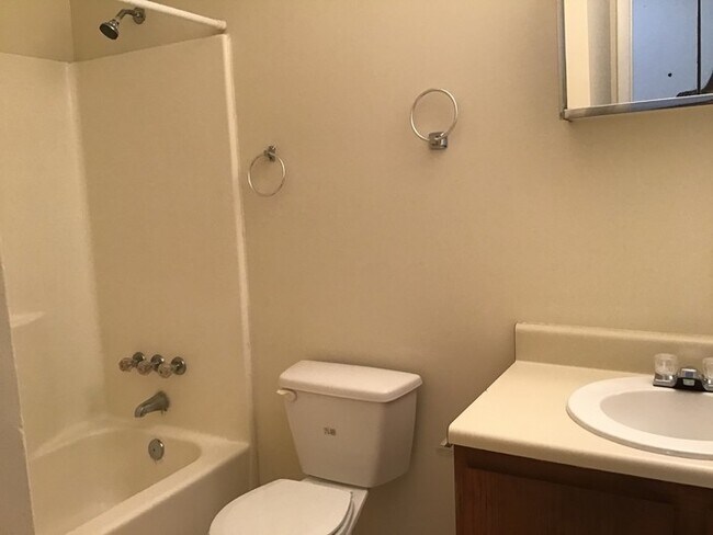 Building Photo - 2 Bedroom Condo in Eagles Landing!