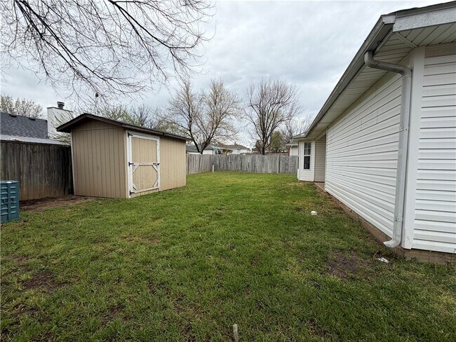 Building Photo - 2616 Meadow Lake St