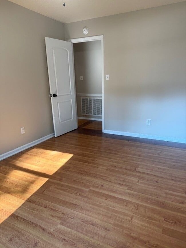 Building Photo - 3 Bedroom/2 Bathroom - Close to SJAFB, Shopping, Restaurants!