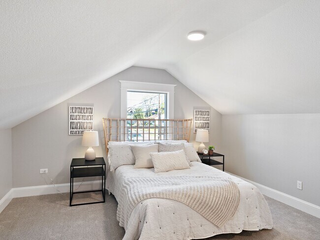 Building Photo - Gorgeous, updated 3-bdr Vernon bungalow w/...