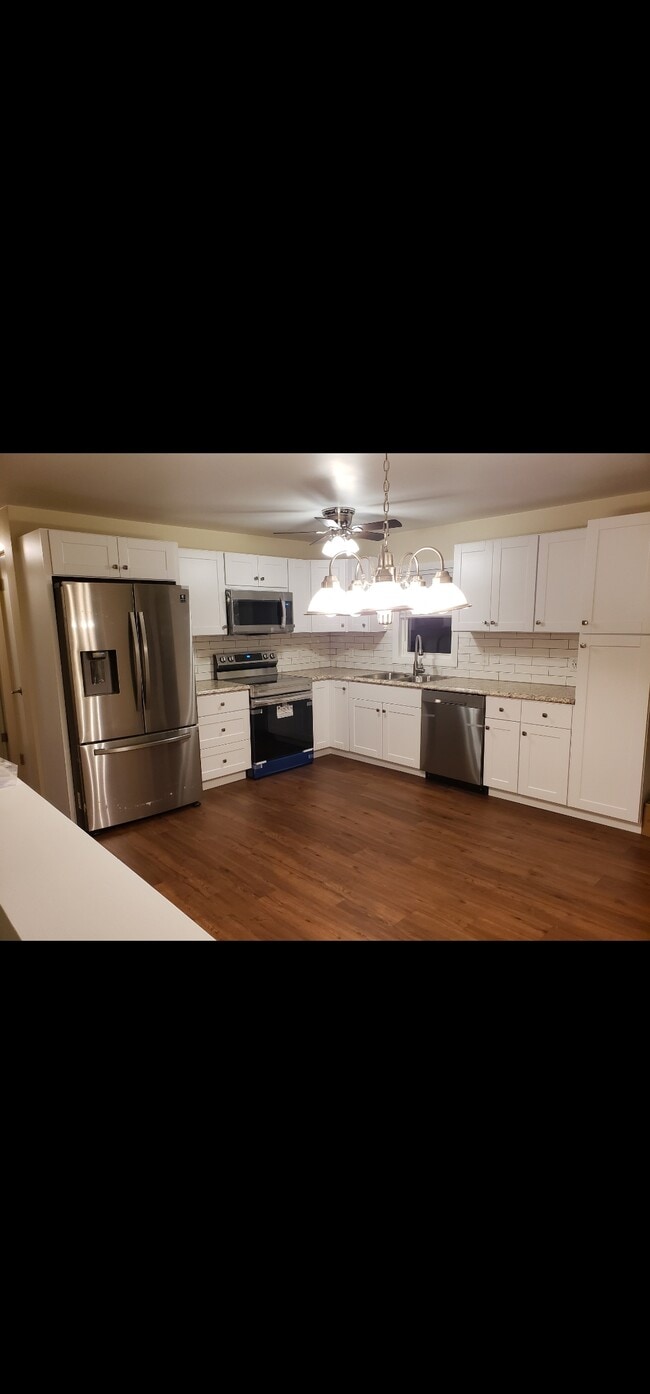 Building Photo - 325 Hall St