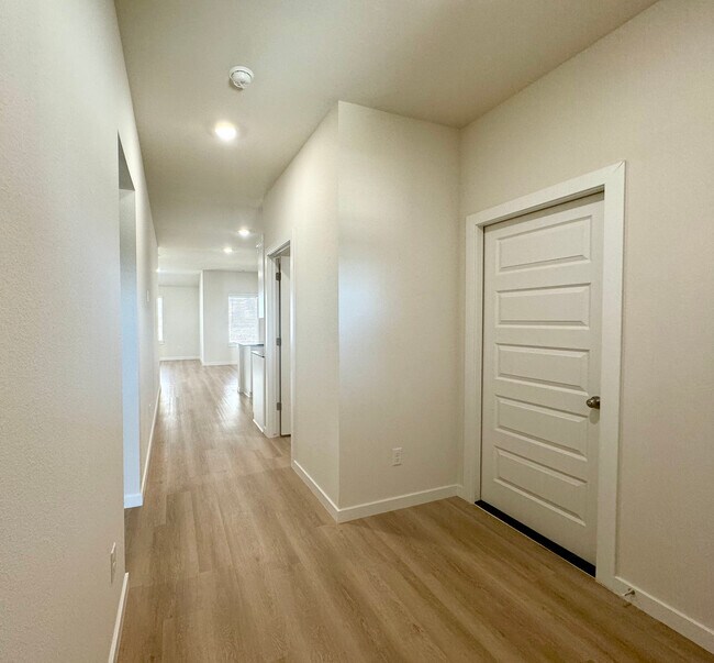 Building Photo - 5382 Selah St